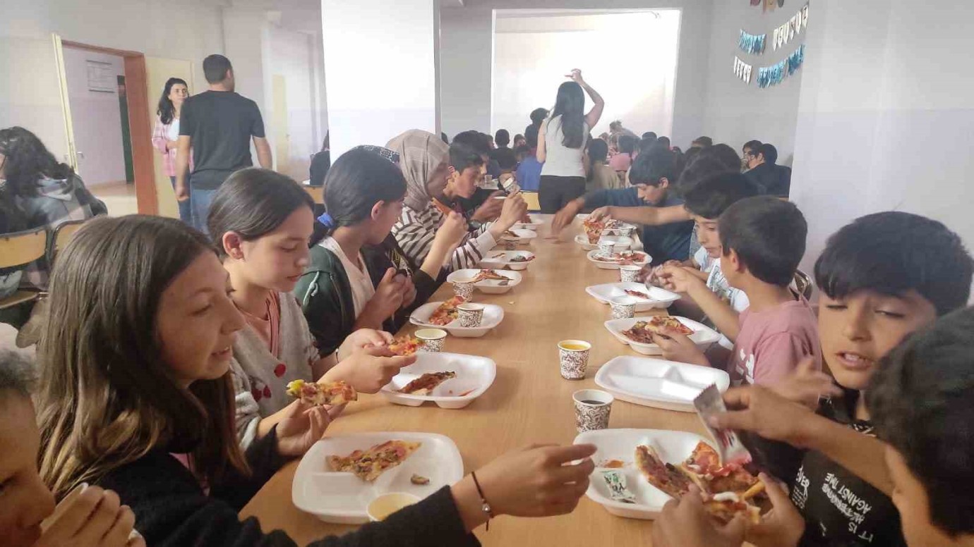 Köy okulunda pizza etkinliği