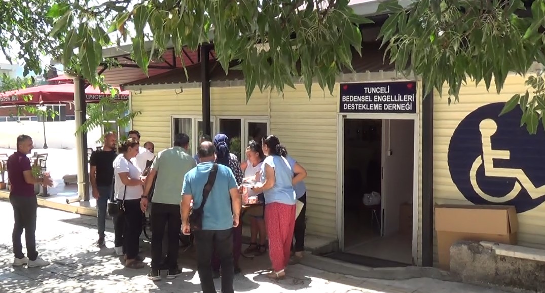 Bedensel engelliler derneğinden 500 kişiye aşure