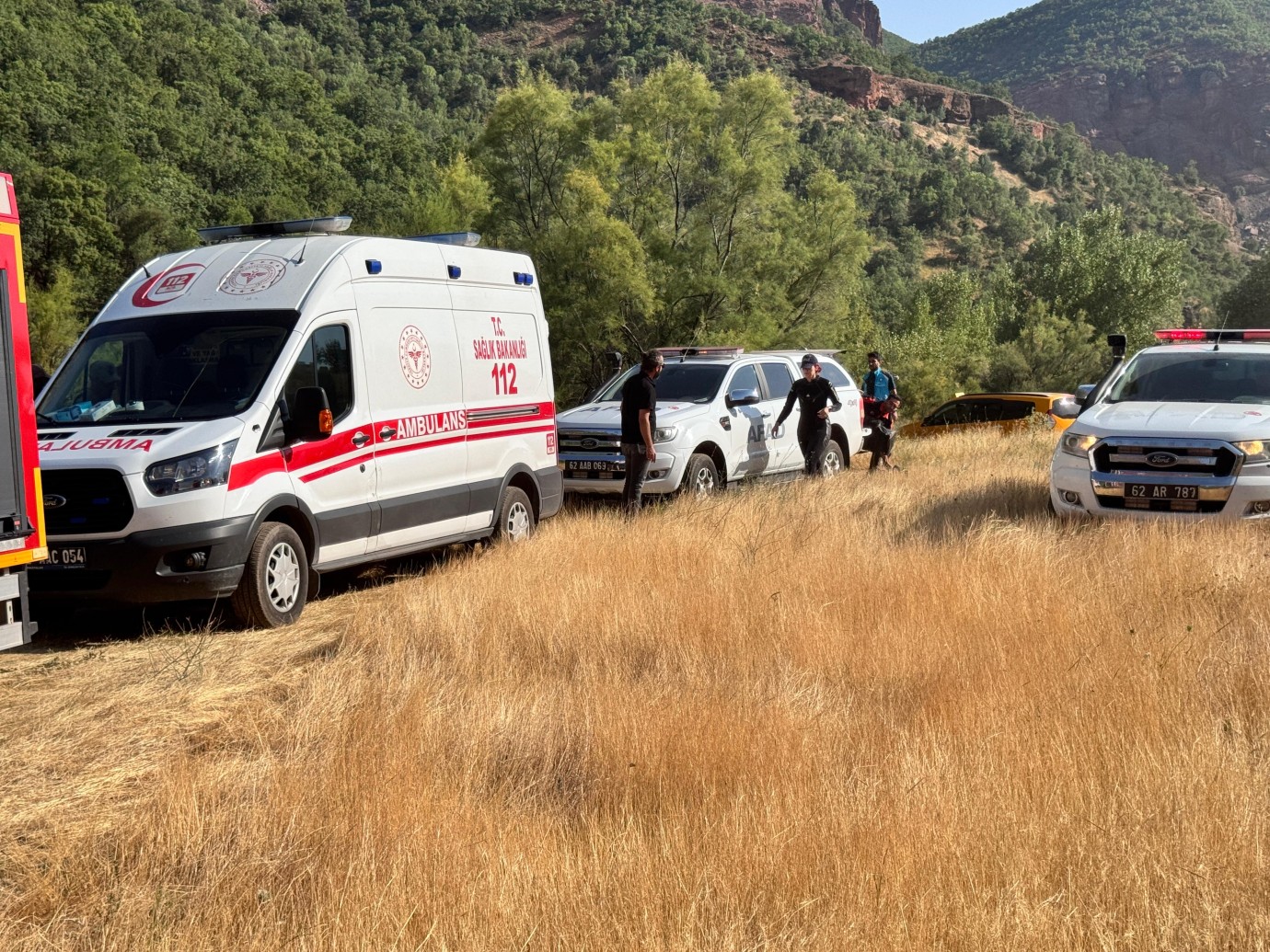 Pülümür Çayı’na giren 2 kişiden biri kurtarıldı biri hayatını kaybetti