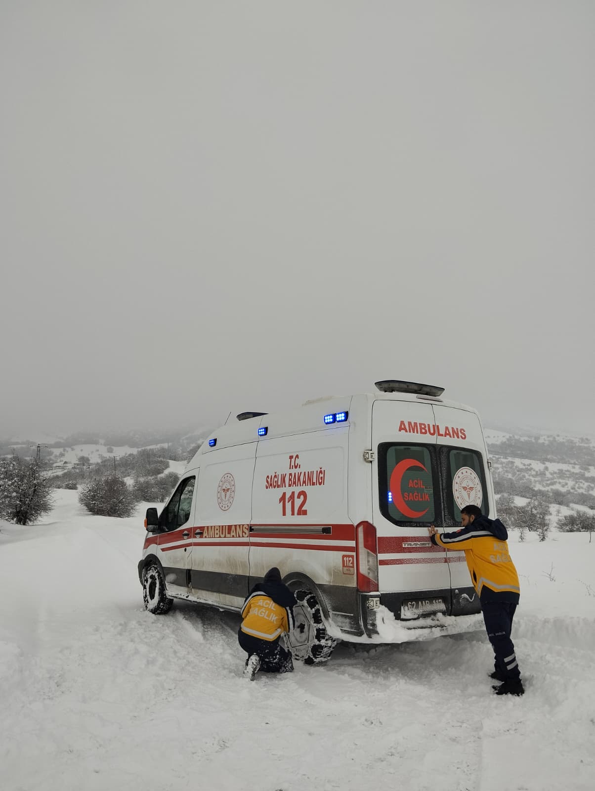 Hasta ve mahsur kalan vatandaşlar için ekipler seferber oldu
