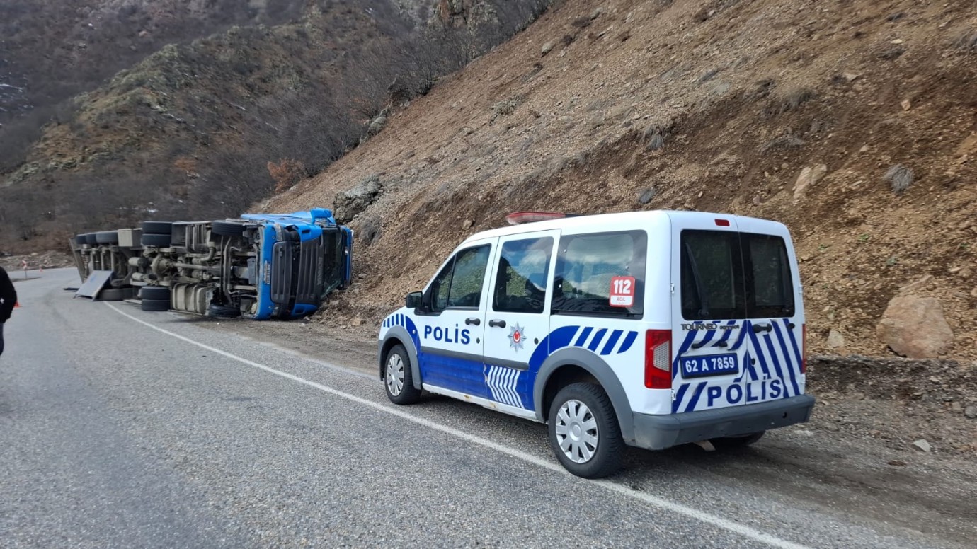  Virajı alamayan tır devrildi, sürücü yaralandı