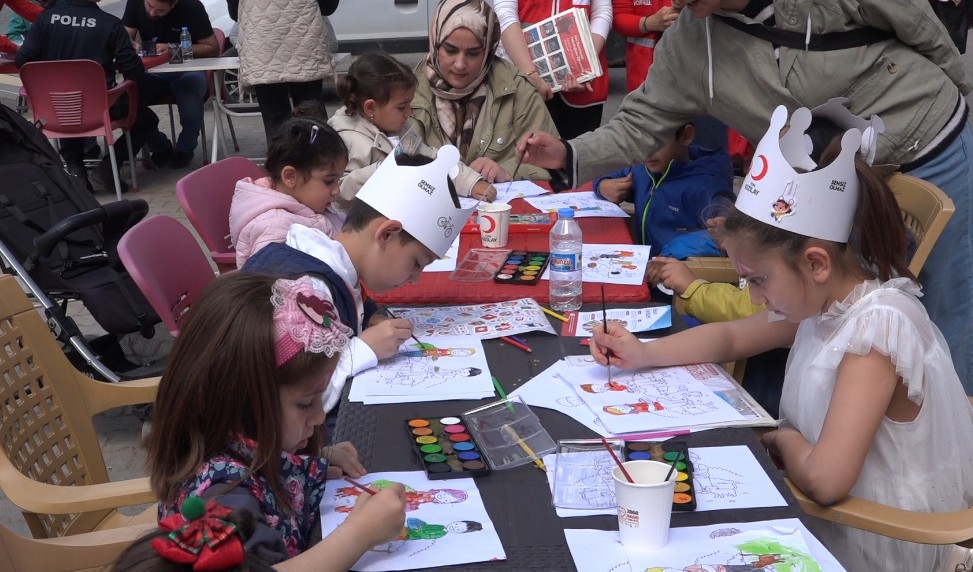 Minikler eğlendi; büyükler kan ve kök hücre bağışladı