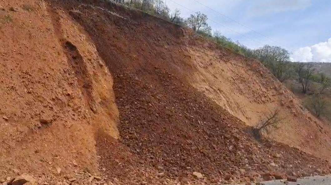 Ovacık karayolunda kayalar sel gibi aktı