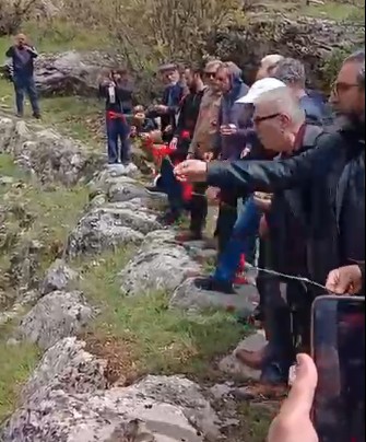 Dersim anması kapsamında Zuxur Deresi’ne karanfiller bırakıldı