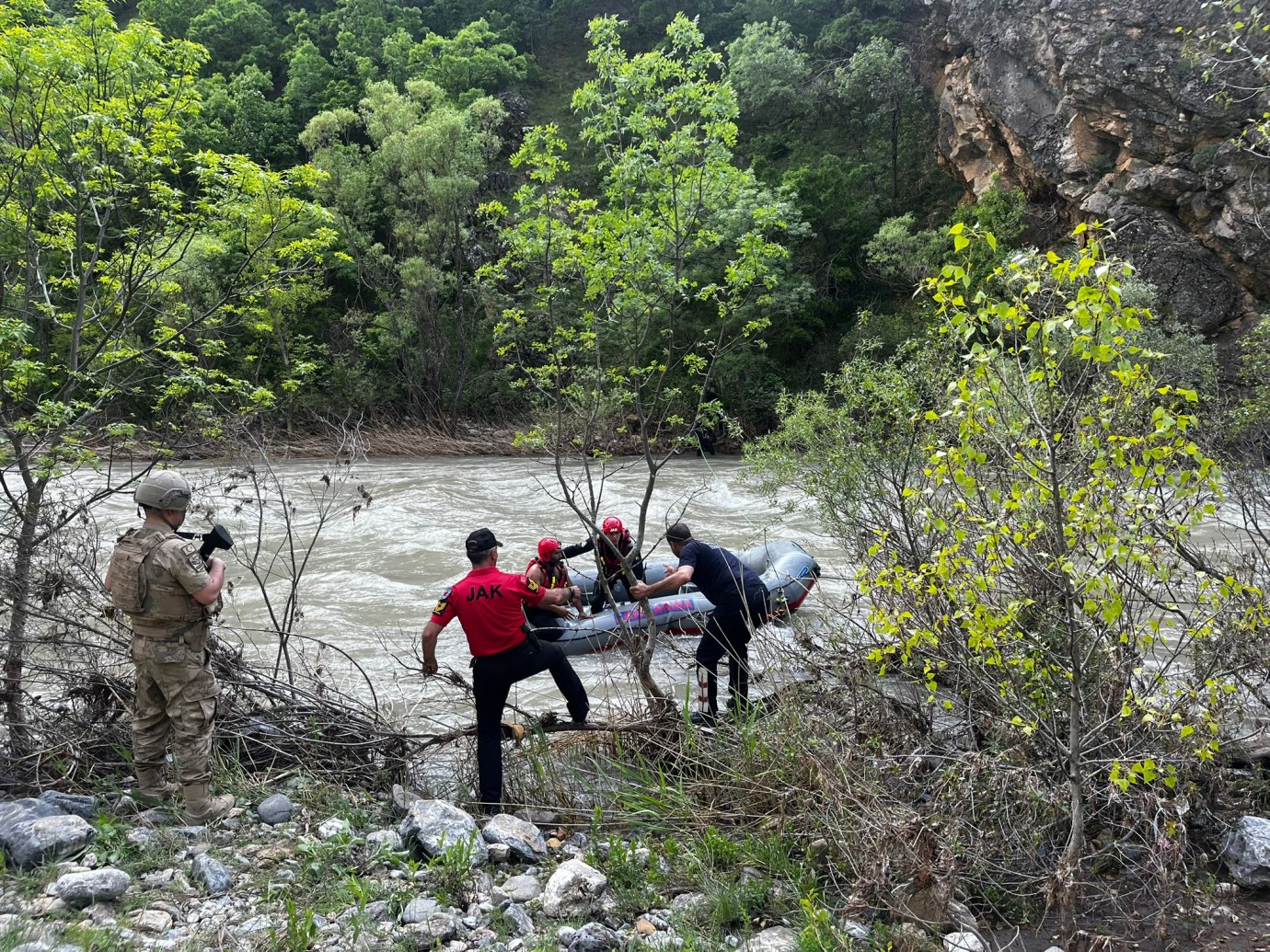 Pülümür Çayı’nda Mahsur Kalan Vatandaş Kurtarıldı