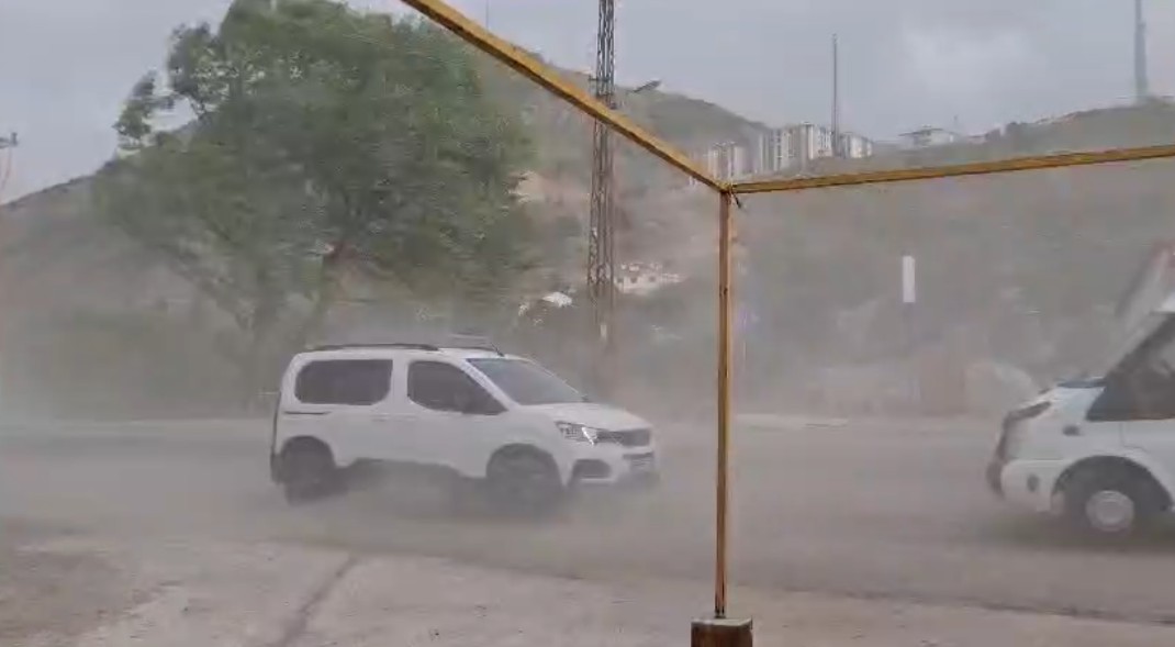 Dersim’de kısa süreli rüzgar tozu dumana kattı