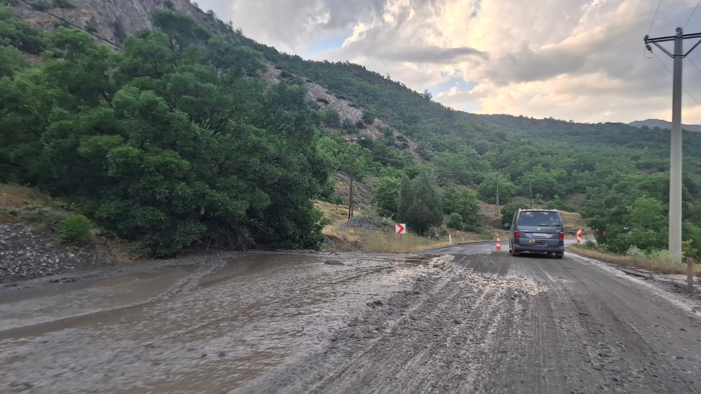 Dersim'in Pülümür İlçesinde Sel: Yol Taşkın Nedeniyle Tek Şeride Düştü