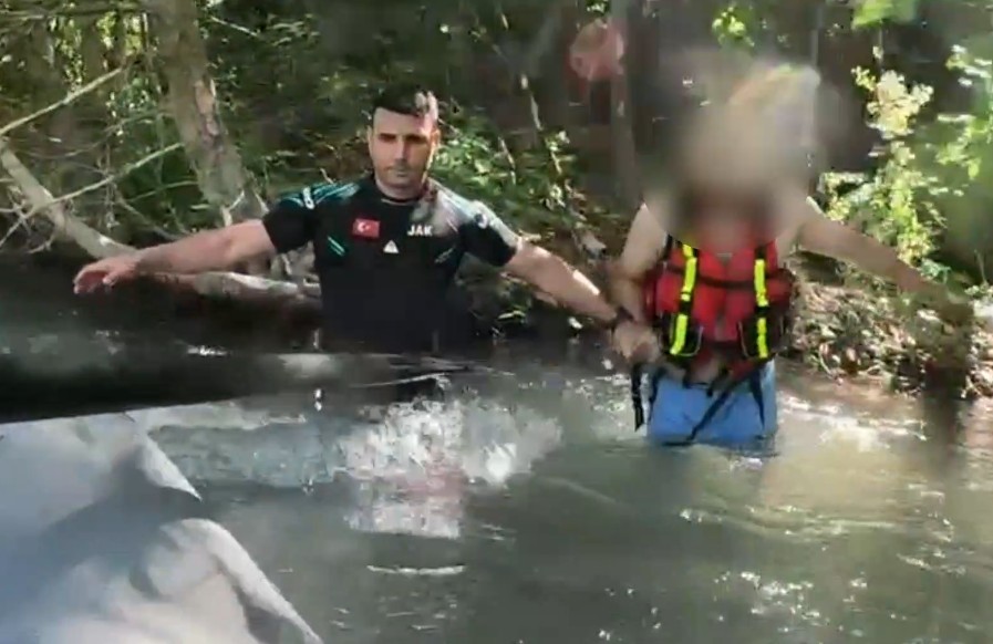 Munzur Çayı'nda Boğulma Tehlikesi Geçiren Vatandaşı Jandarma SAK Timi Kurtardı