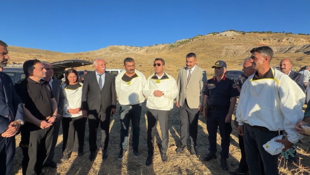 Tunceli Valisi, bal sağım etkinliğine katıldı