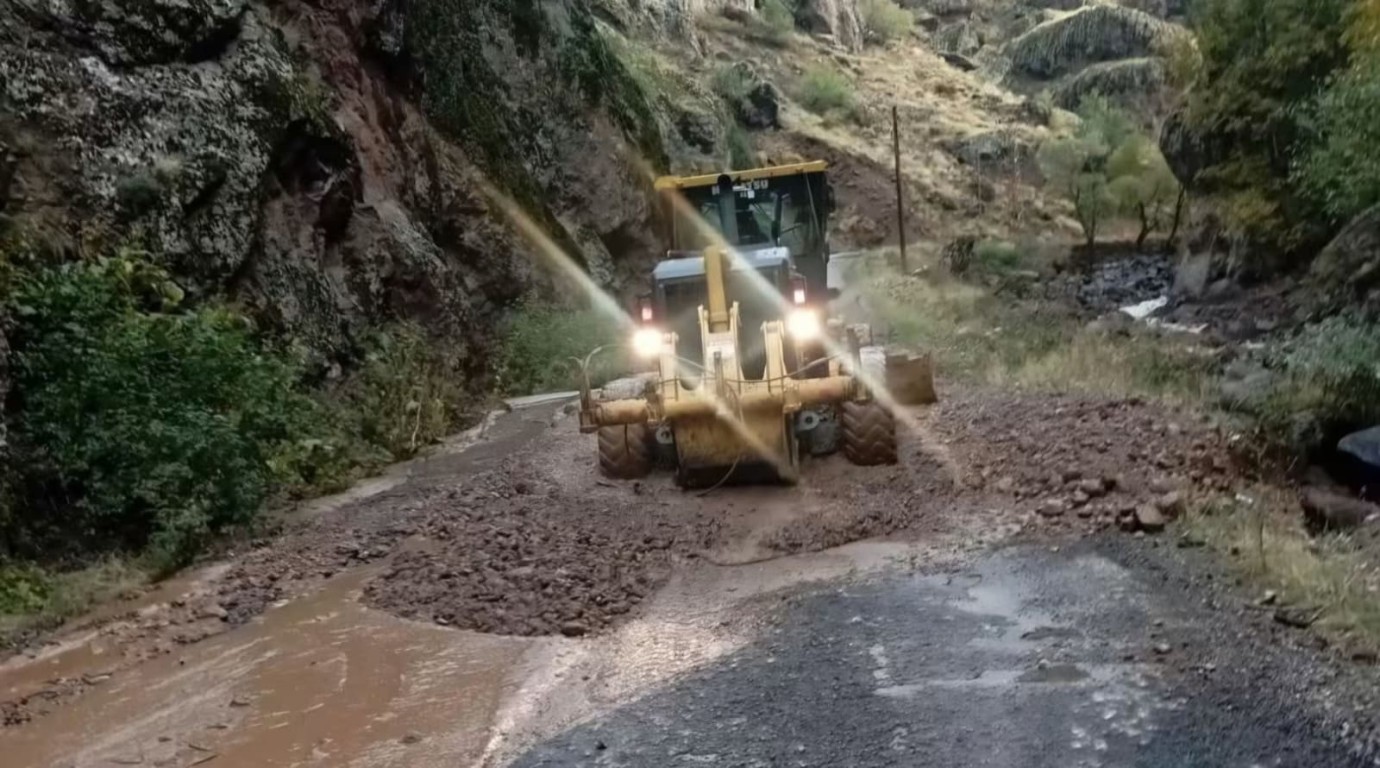 Toprak kayması sonucu kapanan yol, açıldı