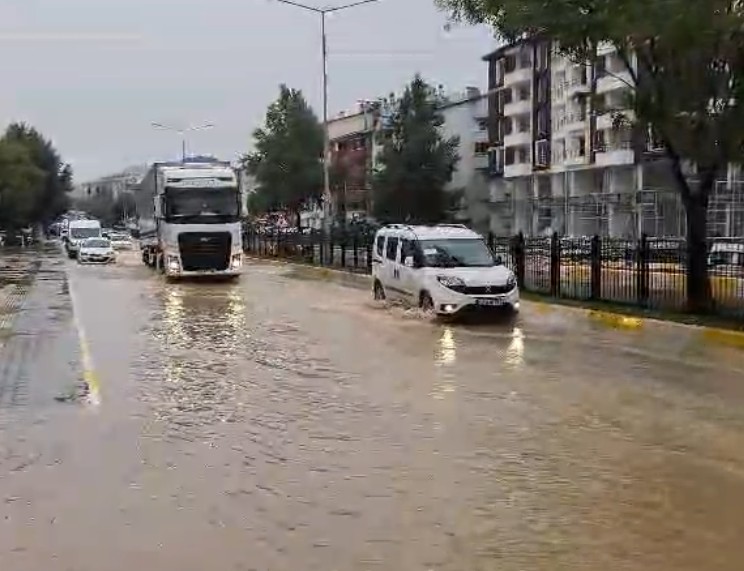 Sağanak yolları göle çevirdi