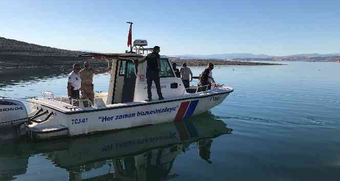 Keban Barajında tekneyle birlikte suya gömülen şahsı arama çalışmaları sürüyor