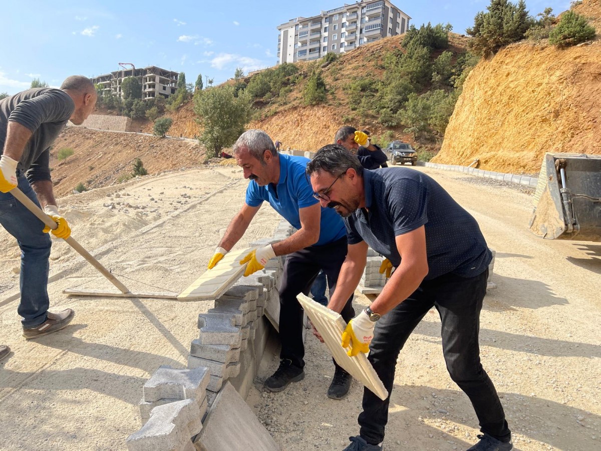 Gazik Mahallesi’ne giden yolda kolektif çalışma
