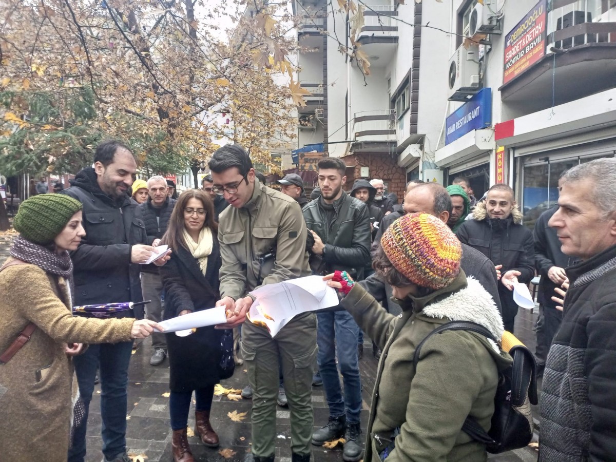 Kamu emekçileri, bordrolarını yaktı