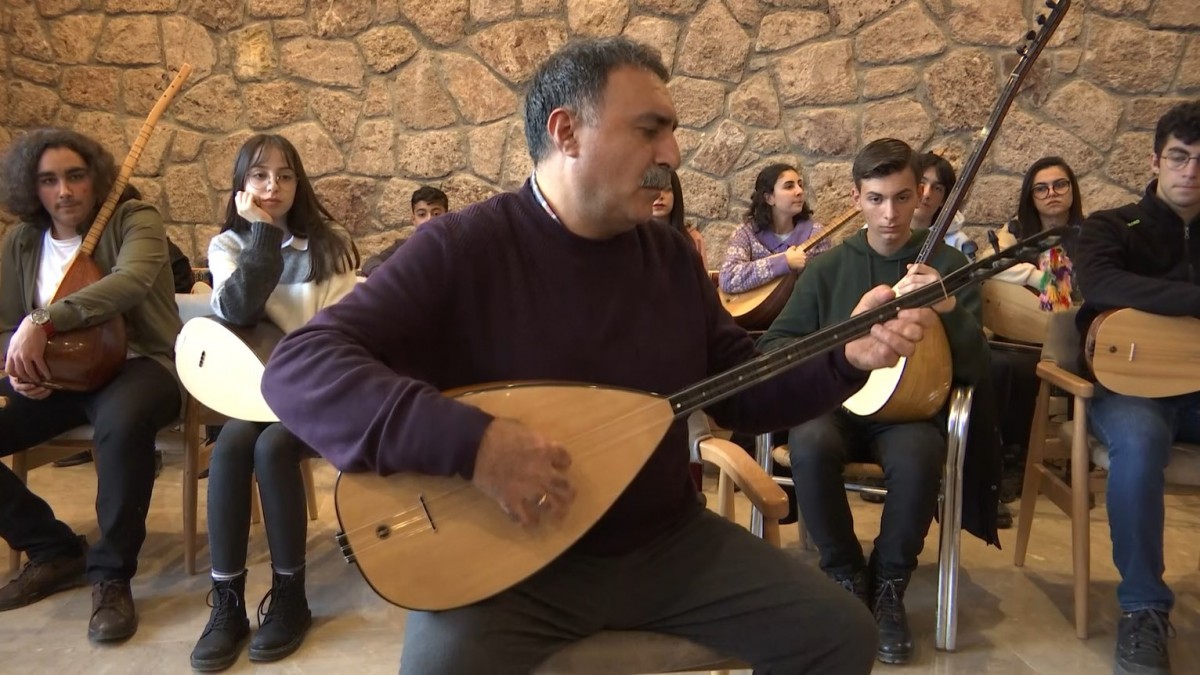 4 yıldır köy köy gezerek bağlama geleneğini yaşatıyor
