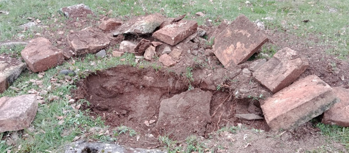 Pülümür’de tescilli mezarlıkta kazı