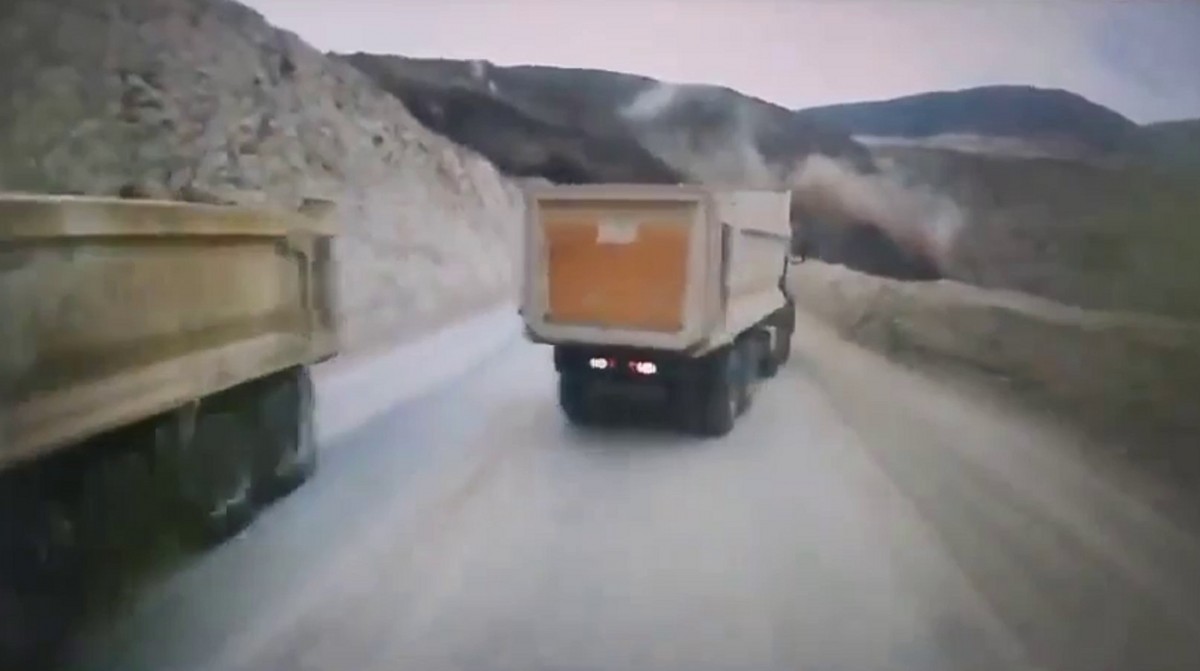 Toprak, kamyonu böyle yuttu
