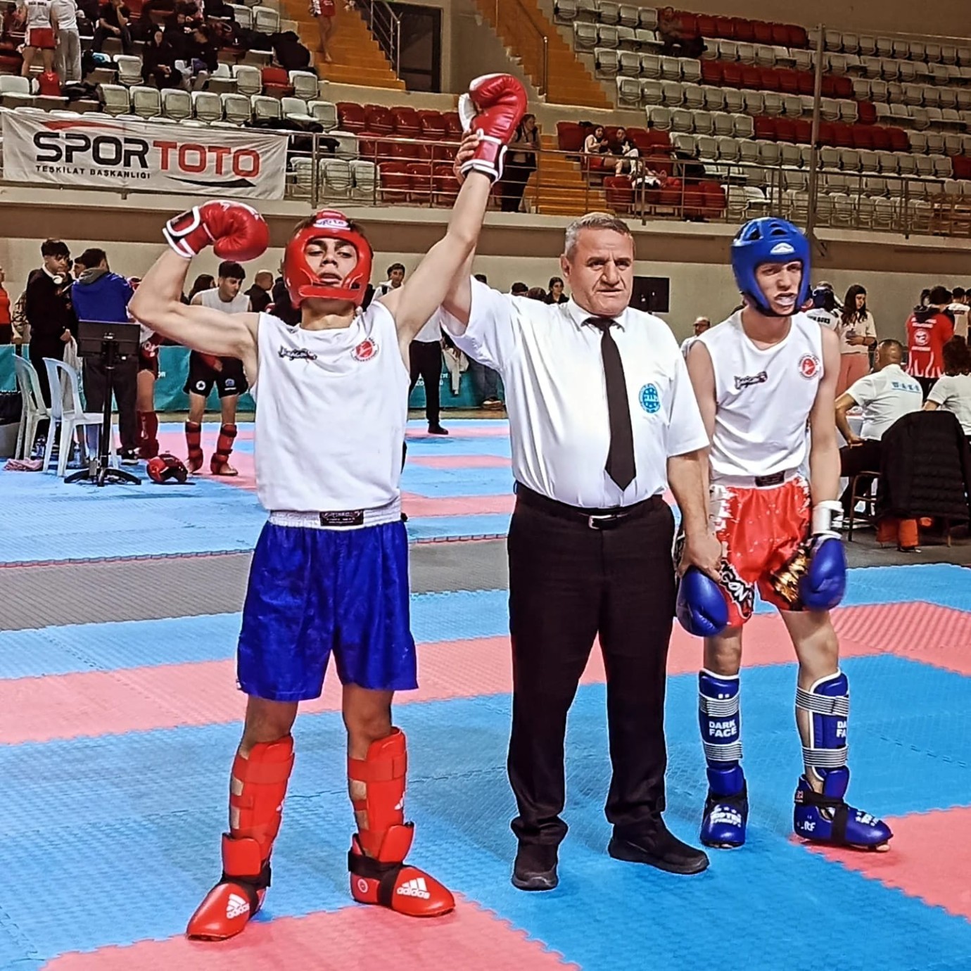 Sacit Hamarat, Okullar Kick Boks Şampiyonası'nda Türkiye 2.’si Oldu!