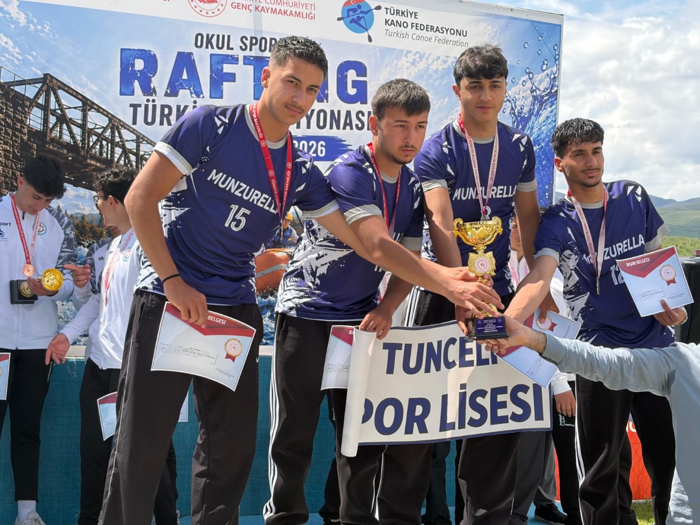 Liseli kız ve erkek takımlarımızdan büyük başarı