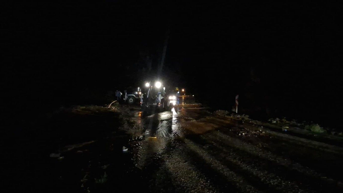 Ovacık ve Erzincan yolları kapandı, mahsur kalan vatandaşlar var