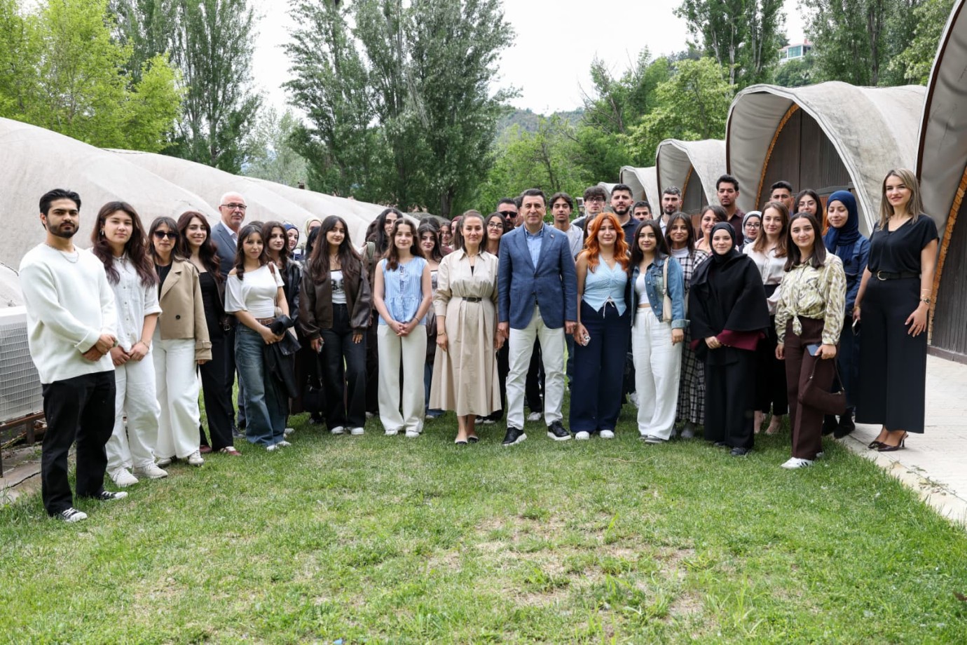 Tunceli Valisi ve eşinden üniversiteli gençlerle bayram kahvaltısı