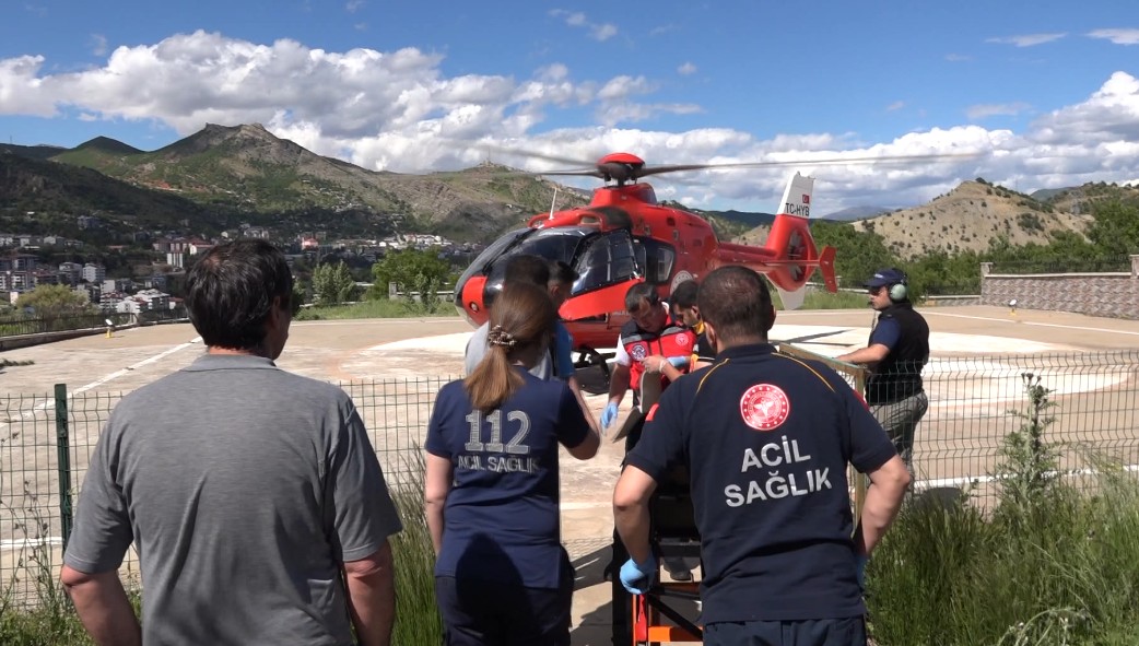 Ayı saldırısında yaralanan genç, ambulans helikopterle hastaneye ulaştırıldı