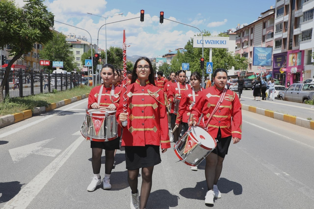 TunceliFest, kortej yürüyüşüyle başladı