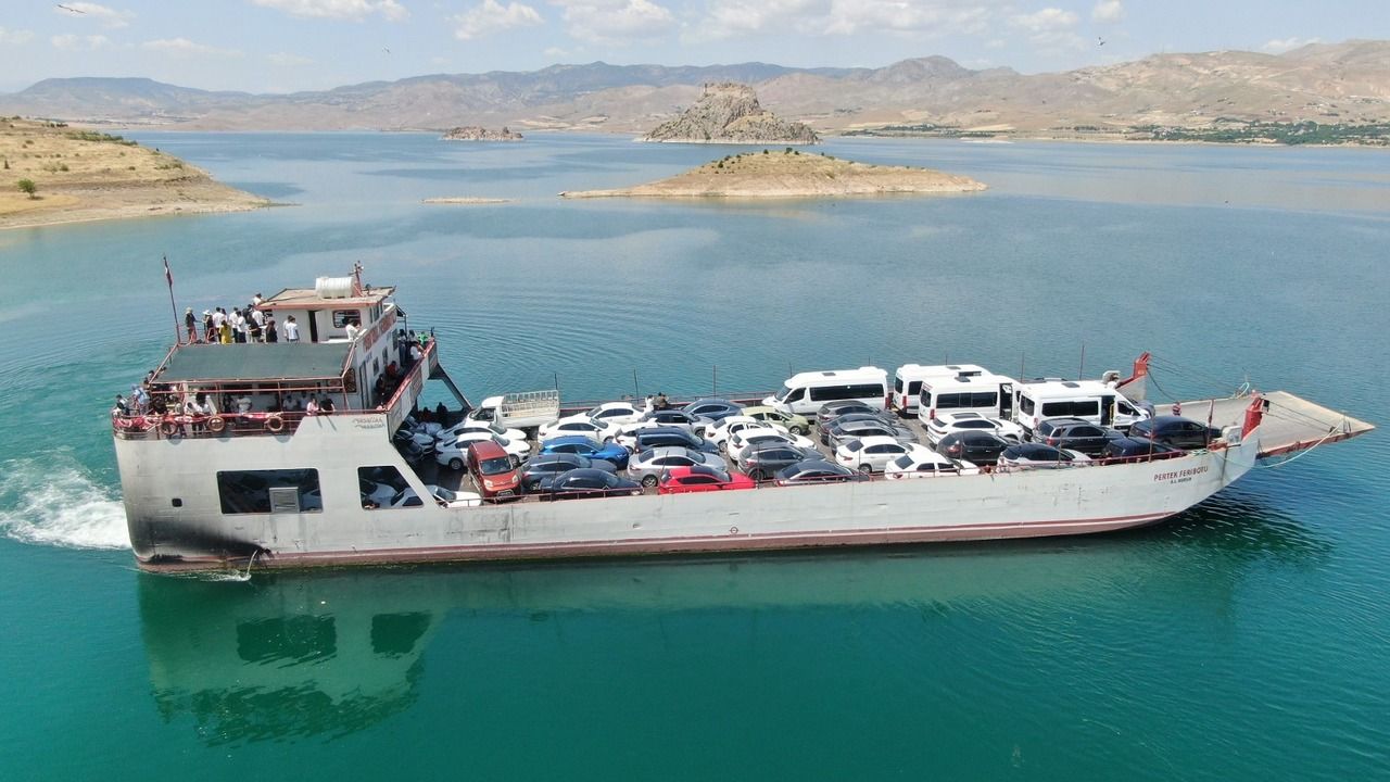 Pertek Feribot Seferleri Geçici Olarak Durduruldu