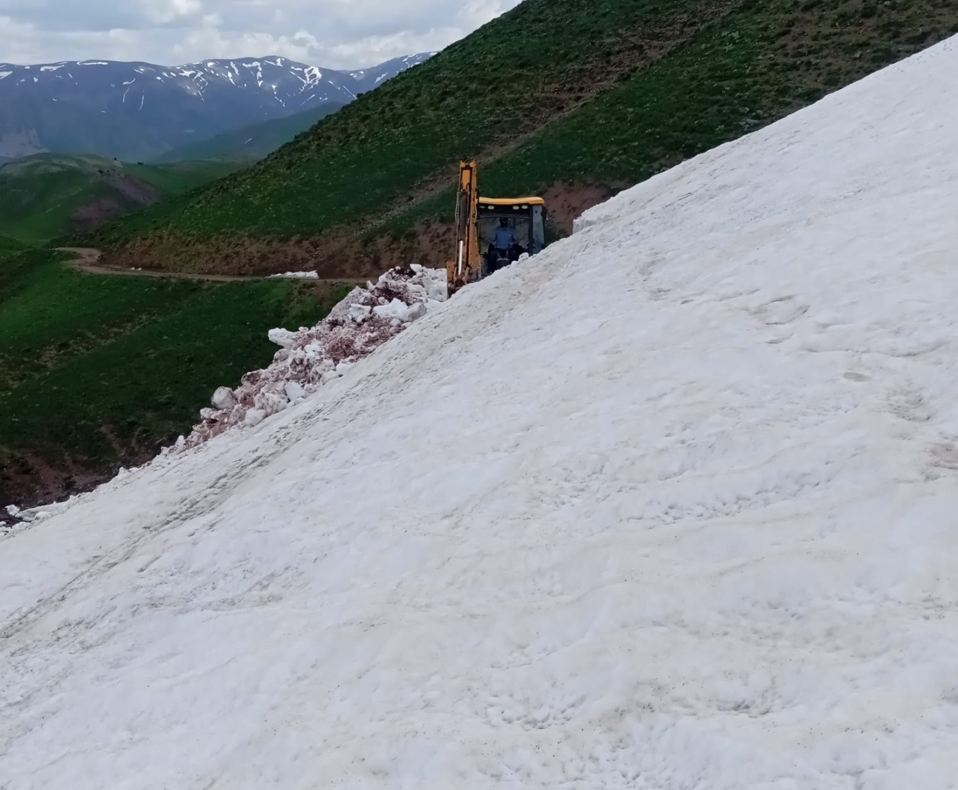 Haziran Ortasında Karla Mücadele ve Yol Çalışmaları Sürüyor