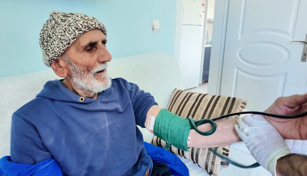  Evde Sağlık Ekipleri Yaşlı Hastaların Umudu Oluyor