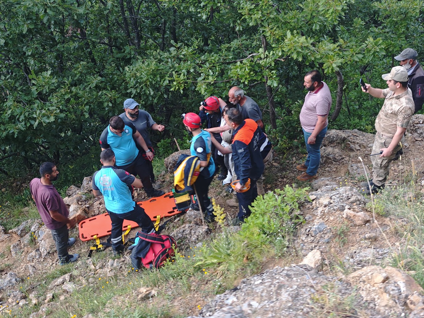 Düşerek ayağını kıran vatandaşa ekiplerin hızlı müdahalesi