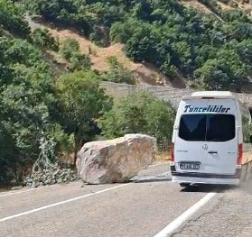 Karayolunda kaya tehlikesi