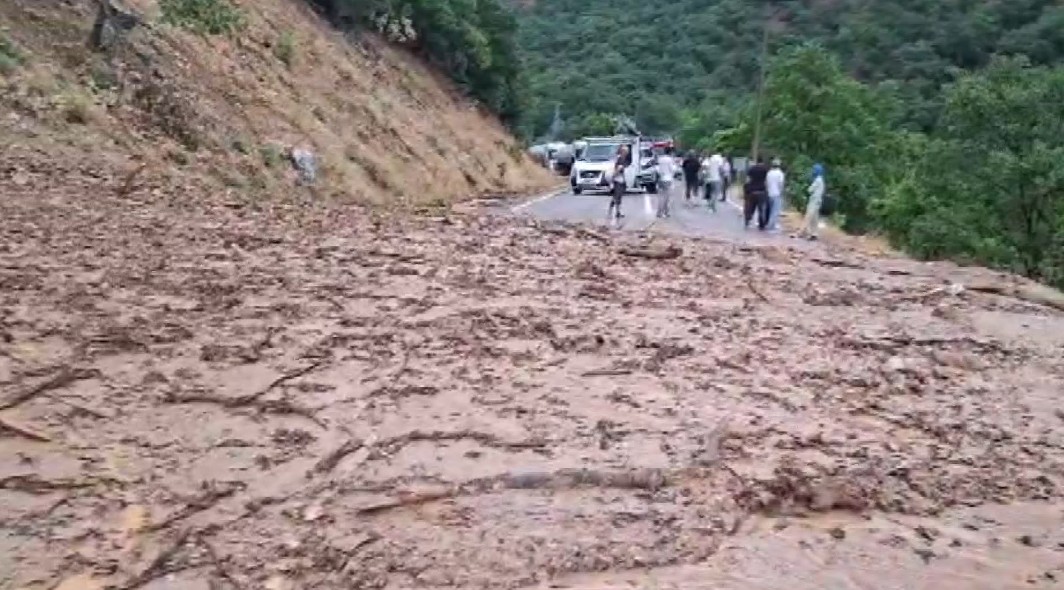 Dersim’de sağanak yağış ulaşımı olumsuz etkiliyor