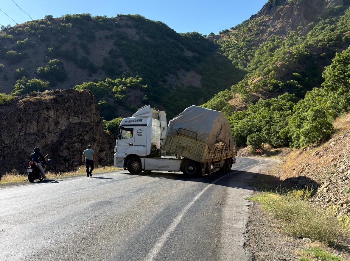 Sollama yapan otomobillere çarpmamak için dorseyi yatırdı