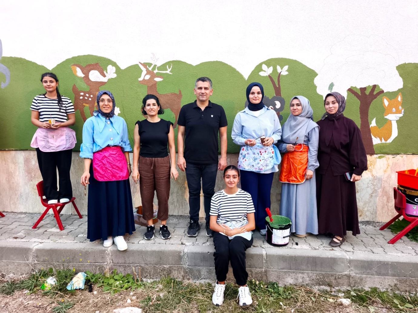 Anaokulu duvarları gönüllü öğretmen ve öğrencilerin emeğiyle renklendi