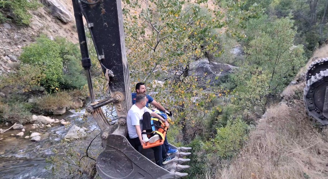 Çaya uçan araçtaki yaralılar, iş makinesi yardımıyla çıkarıldı