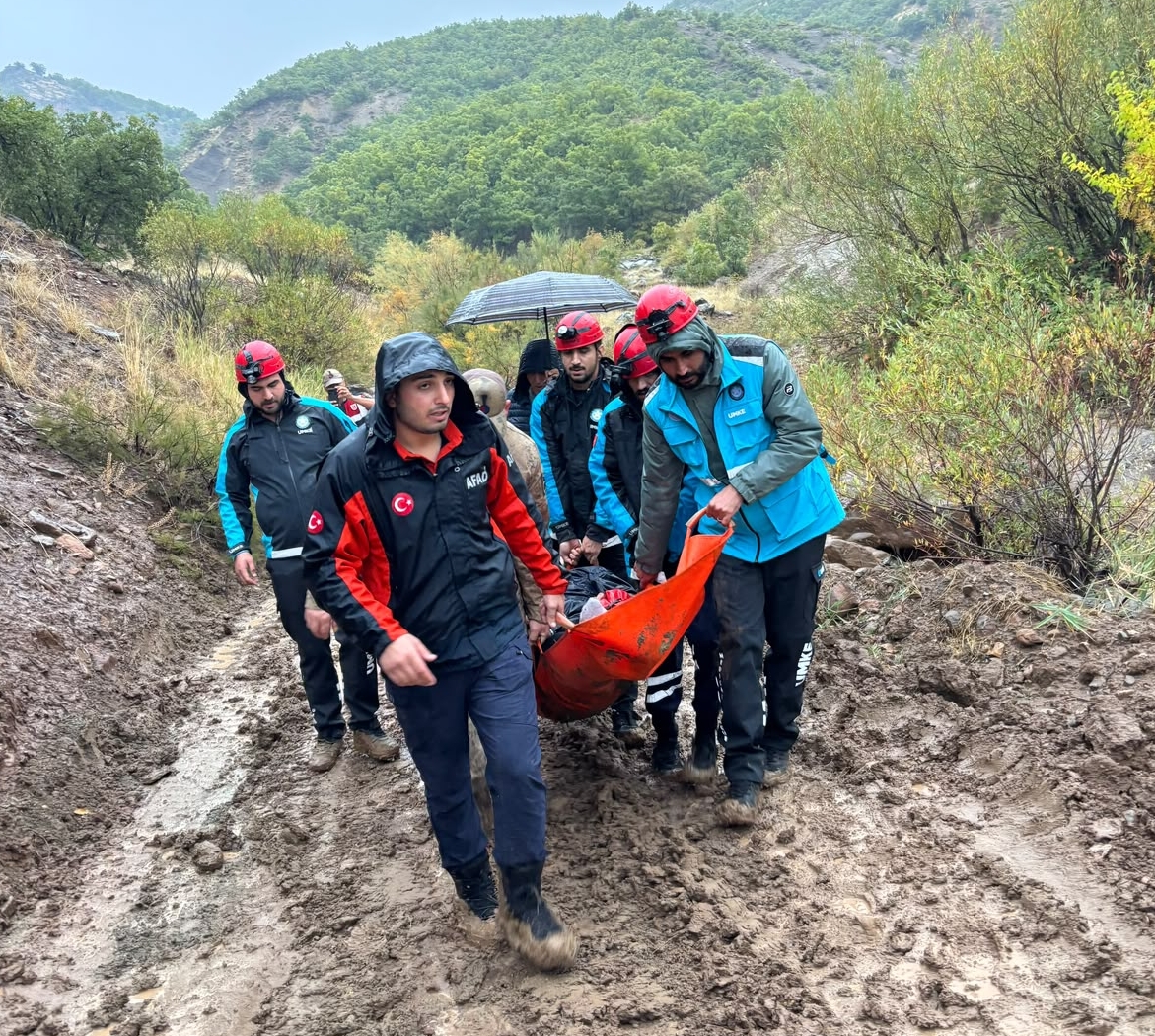 Düşme sonucu yaralanan vatandaş, ekiplerce hastaneye nakledildi