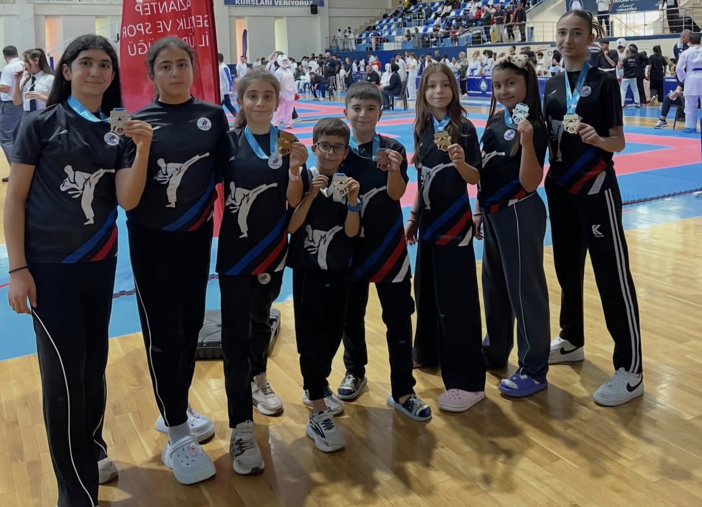 Tebrikler Çocuklar! Dersim Akademi Karate Takımı Gaziantep’ten 7 Madalyayla Döndü