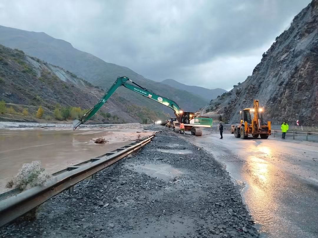 Heyelan sonrası kapanan Erzincan-Erzurum karayolu yeniden ulaşıma açıldı