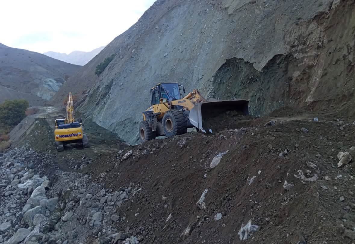 Pülümür Karagöz Köyü Yolunda Heyelan Sonrası Çalışmalar Sürüyor