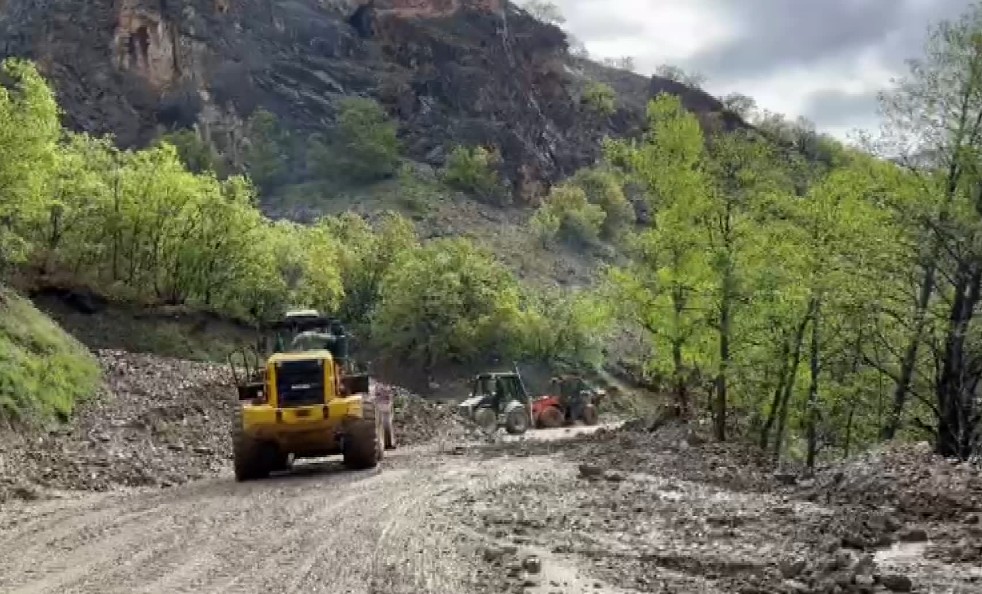 Dersim’de sel, heyelan ve kaya düşmelerinden etkilenen yollarda çalışma