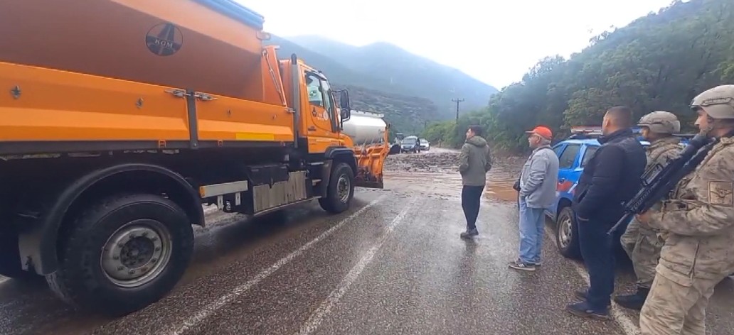 Dersim’de yağış etkili olurken Erzincan yolunda ulaşım aksadı