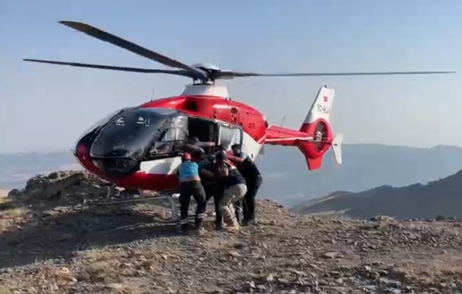 Ayağını kıran kadın, ambulans helikopterle hastaneye ulaştırıldı