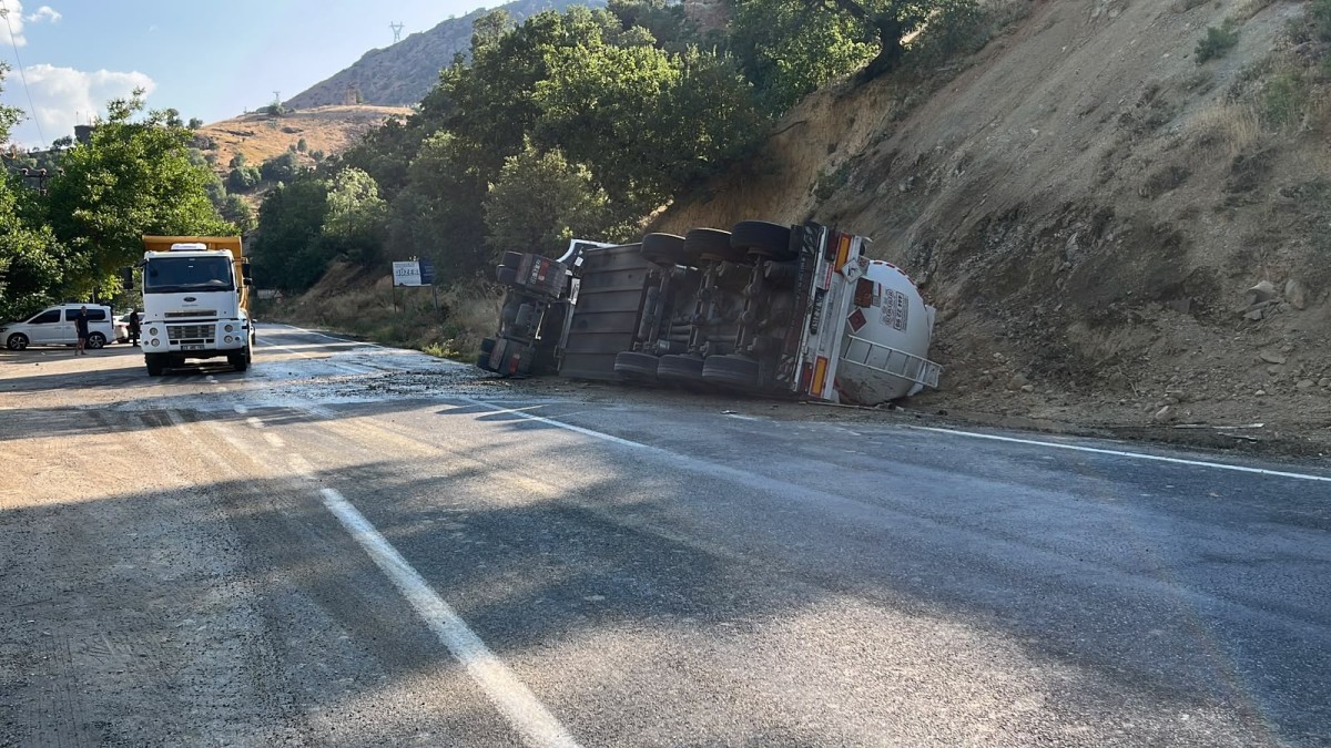 Erzincan karayolunda akaryakıt yüklü tanker devrildi