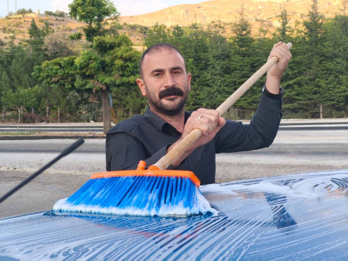 32 yaşındaki aracına gözü gibi bakıyor