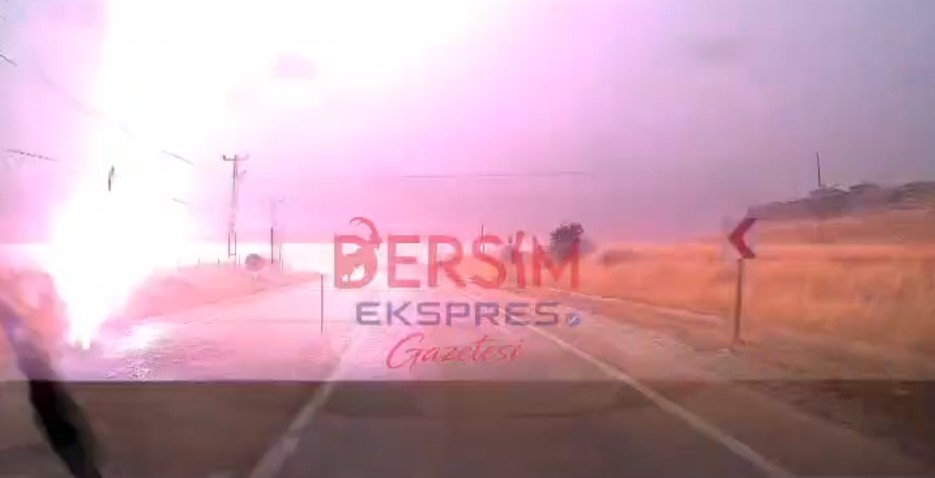 Elazığ-Pertek Yolunda Yıldırım Düştü: O Anlar Araç Kamerasında