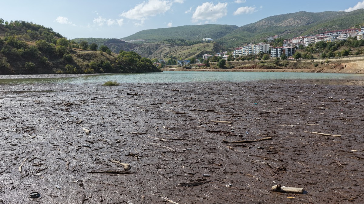 Yükselen nehir debileri, baraj gölünde atık biriktirdi
