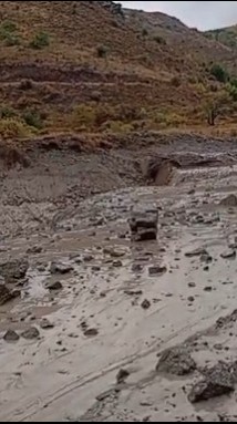 Taşkın, Erzincan-Erzurum karayolunu kapattı