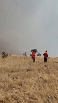 Nazımiye’deki yangına karadan ve havadan müdahale ediliyor